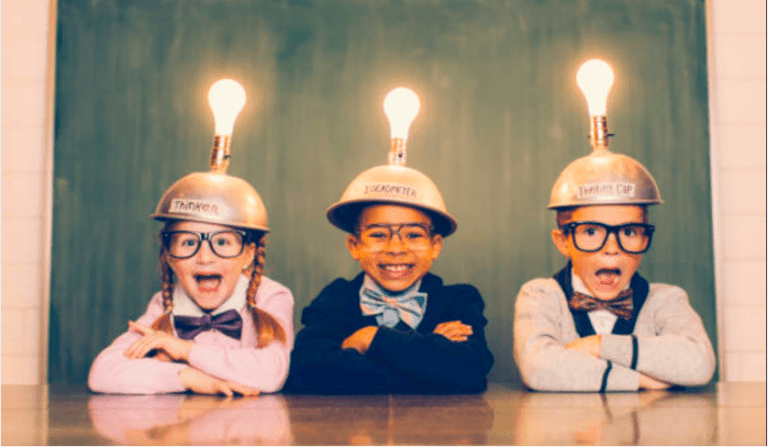 niños con cascos con bombillas encendidas