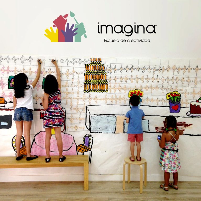 Niños pintando un mural de una pastelería