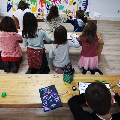 alumnos pintando en sus cuadernos de artista descubriendo a Matisse