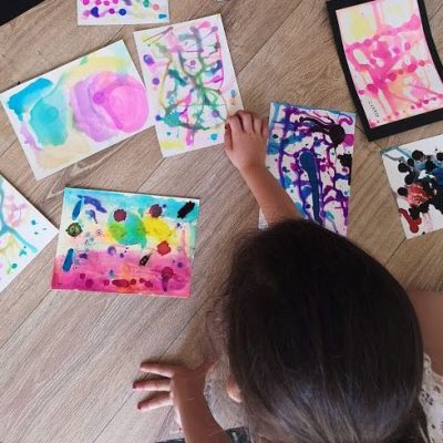 alumna viendo sus obras inspiradas en Helen Frankenhaler