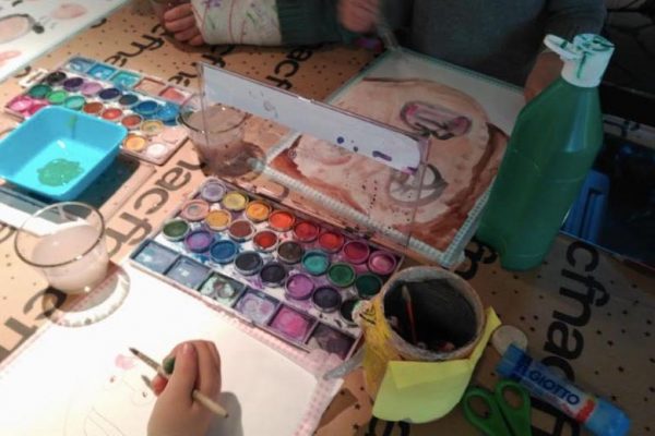 Taller Afnac Así soy yo autorretrato niños pintando con acuarela