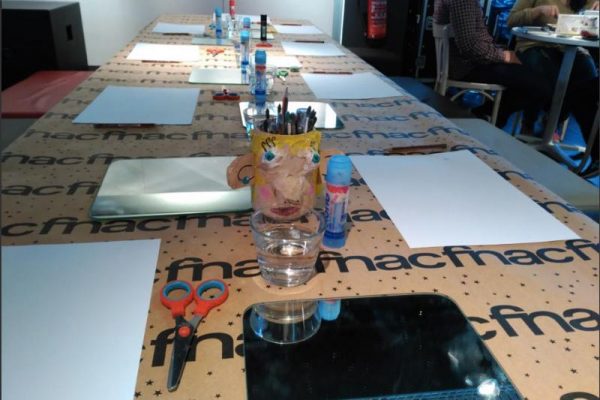 mesa con los materiales para el taller así soy yo Afnac