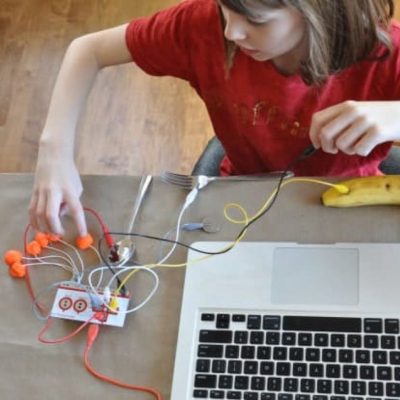 niña creando musica