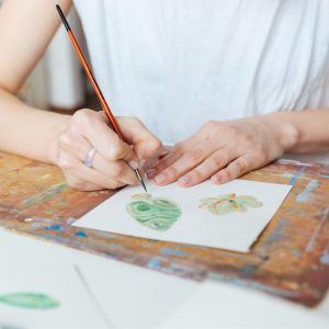 mujer pintando acuarela