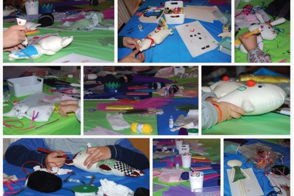 fotos niños creando muñecos tela