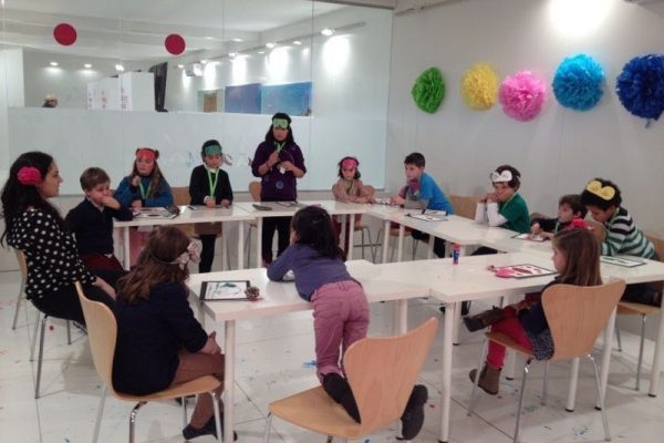niños en taller imaginando Andalucia Fitur 2019