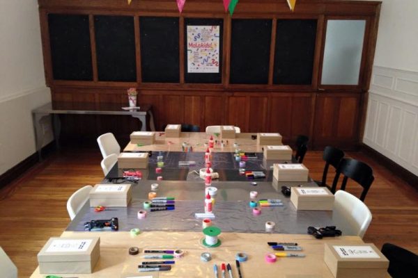 Mesa con los materiales del taller Inventa un amigo