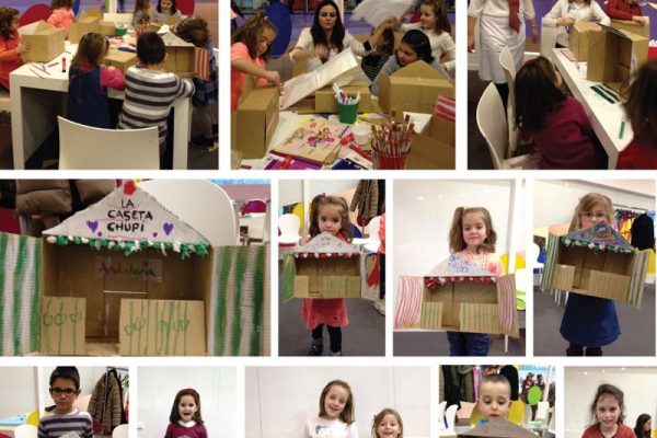 Niños en taller pincelando Andalucía Stand Andalucia Fitur Casetas de feria de cartón