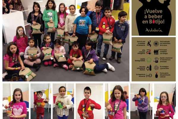 Niños en taller pincelando Andalucía Stand Andalucia Fitur diseño de botijo