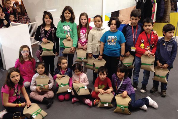 Niños en taller pincelando Andalucía Stand Andalucia Fitur