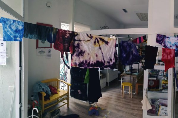 foto de camiseta colgadas en el espacio Imagina taller Tie Dye