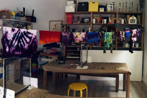 foto de camiseta colgadas en el espacio Imagina taller Tie Dye