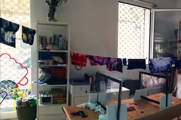 foto de camiseta colgadas en el espacio Imagina taller Tie Dye