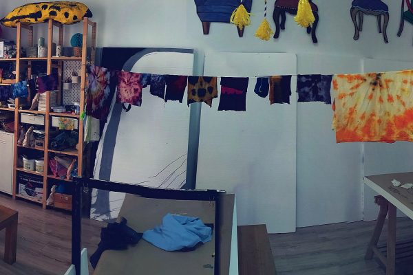 foto de camiseta colgadas en el espacio Imagina taller Tie Dye