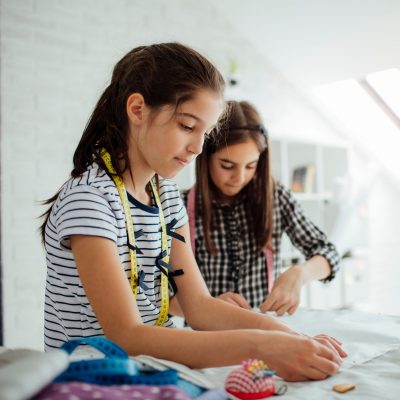 Niñas poniendo alfileres